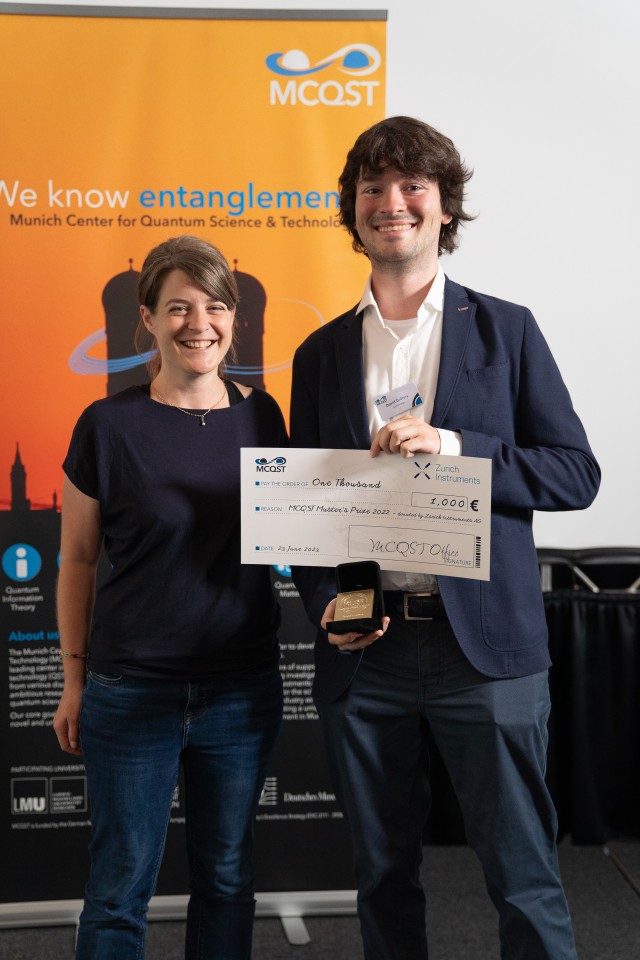 Davis Gröters with his thesis supervisor, Monika Aidelsburger at the award ceremony. Thesis supervisor and student standing alongside each other showcasing the holding the award check at the MCQST2023 conference.